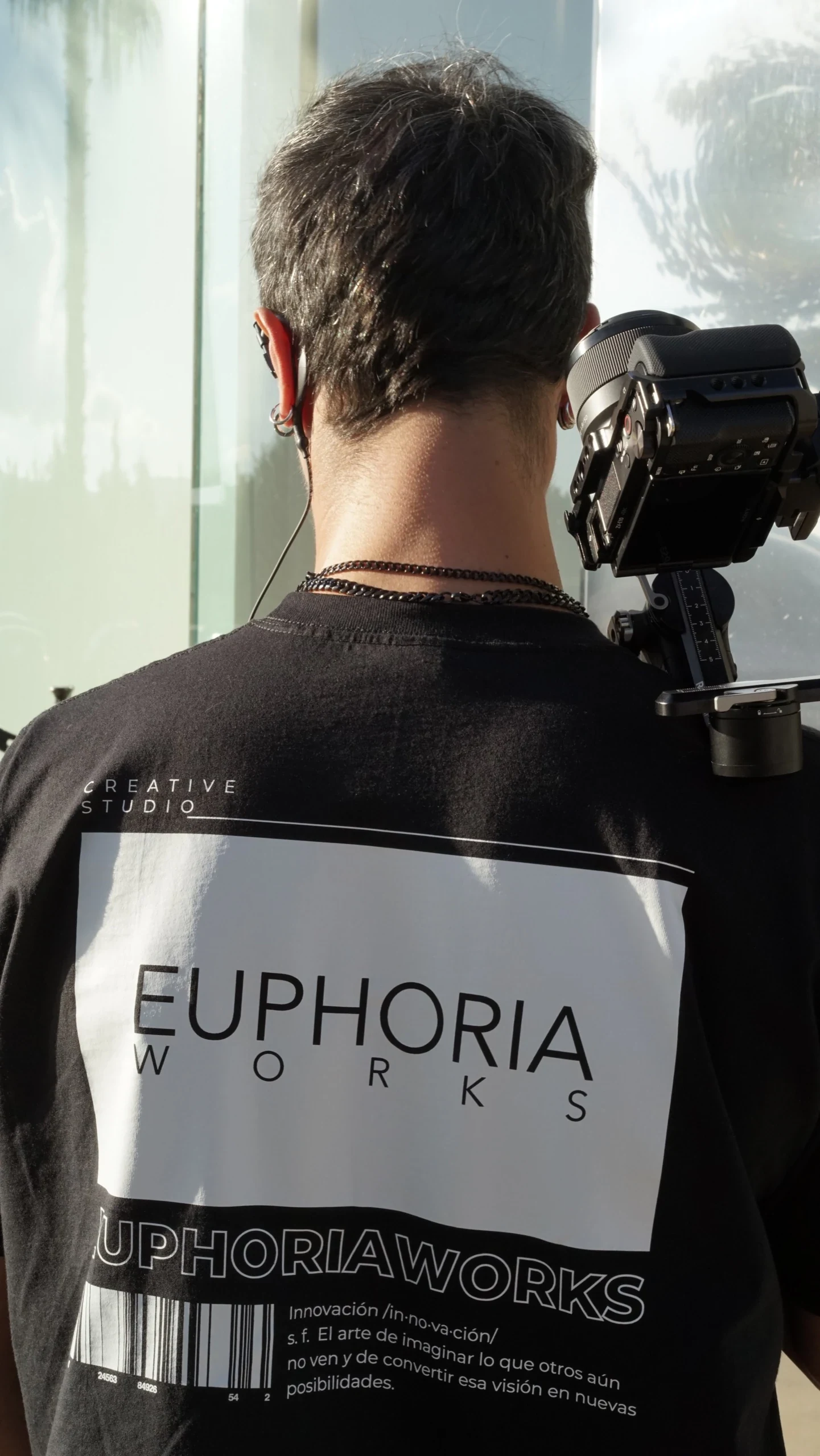 Miembro de Euphoria Works grabando con una cámara