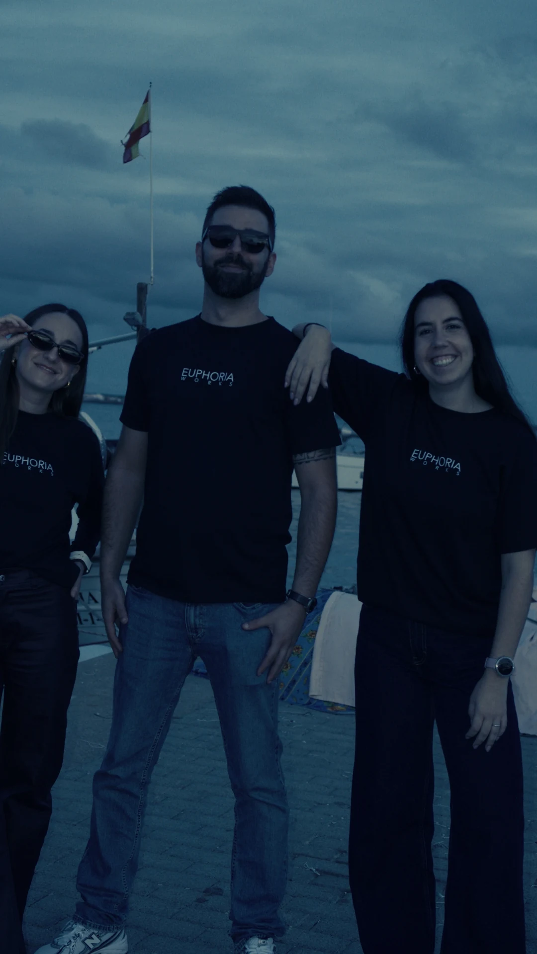 Equipo de Euphoria Works junto al mar